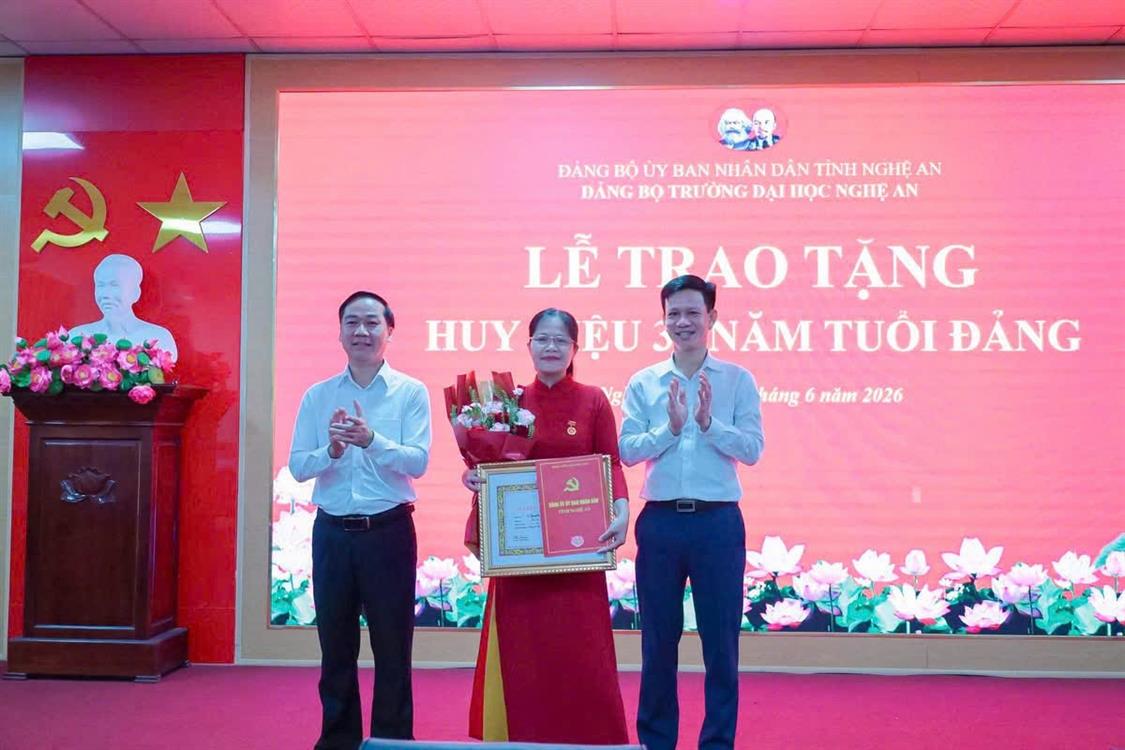 Đảng ủy Trường Đại học Nghệ An tổ chức Lễ trao tặng Huy hiệu 30 năm tuổi Đảng