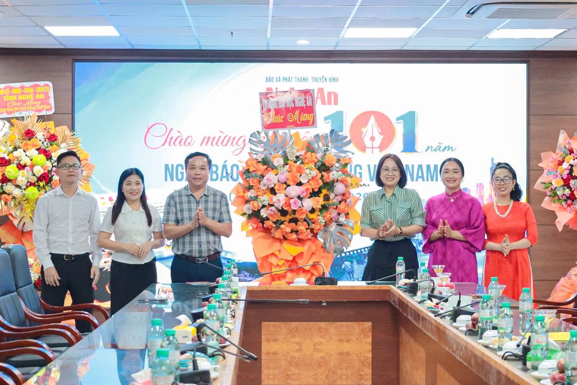 Trường Đại học Nghệ An thăm, chúc mừng Báo và Phát thanh Truyền hình Nghệ An nhân ngày Báo chí Cách mạng Việt Nam.