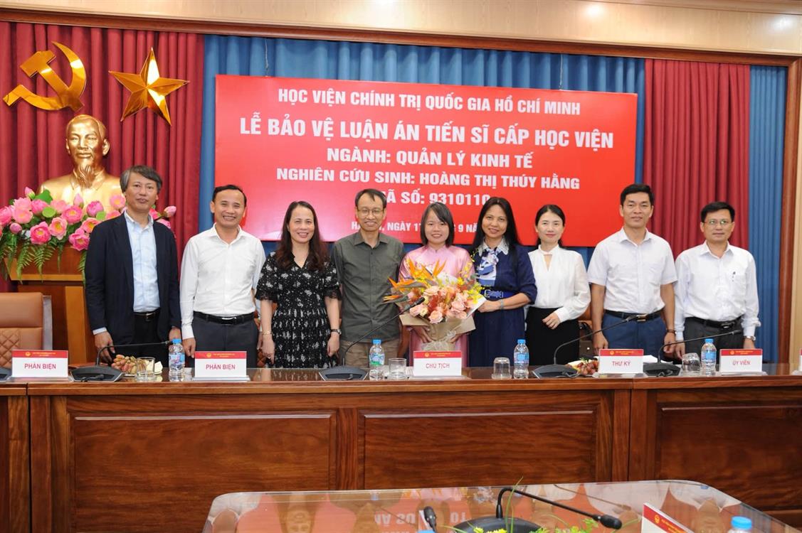 Nghiên cứu sinh Hoàng Thị Thúy Hằng – Phó trưởng phòng Quản lý đào tạo, Giảng viên Khoa Kinh tế – Quản trị kinh doanh, Trường Đại học Nghệ An bảo vệ thành công Luận án Tiến sĩ