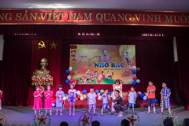 Anh 2_Dong dao CBGV tham du dem trung thu
