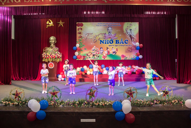 Anh 4_TS Duong Xuan Thao trao qua cho HS gioi