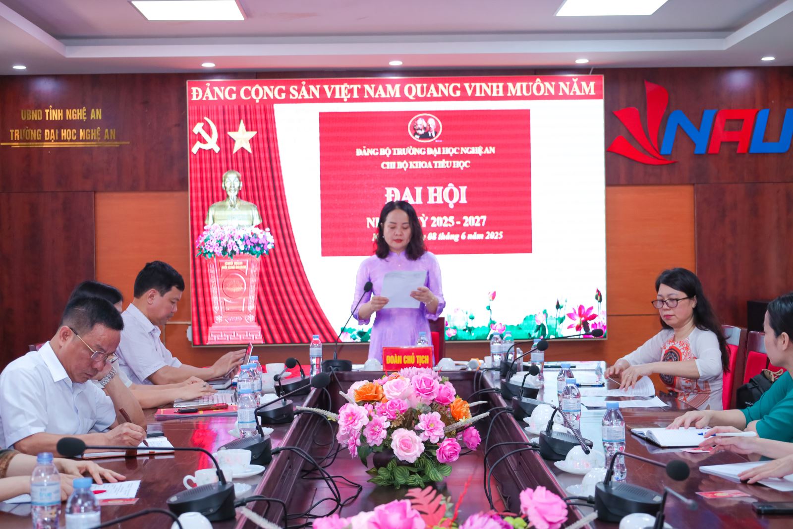 Đồng chí Tạ Thị Thanh Hà trình bày Báo cáo chính trị tại Đại hội.