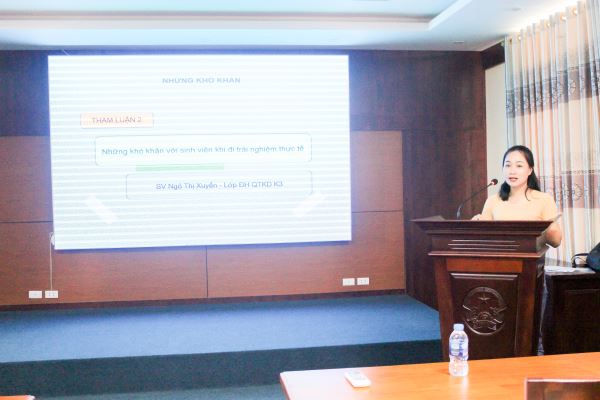 Sinh viên Ngô Thị Xuyến trình bày tham luận