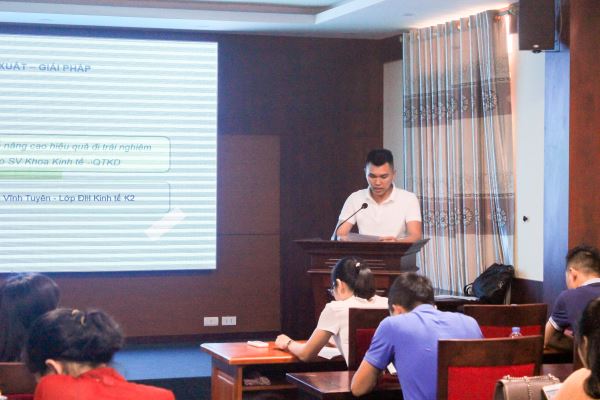 Sinh viên Lê Vĩnh Tuyên trình bày tham luận