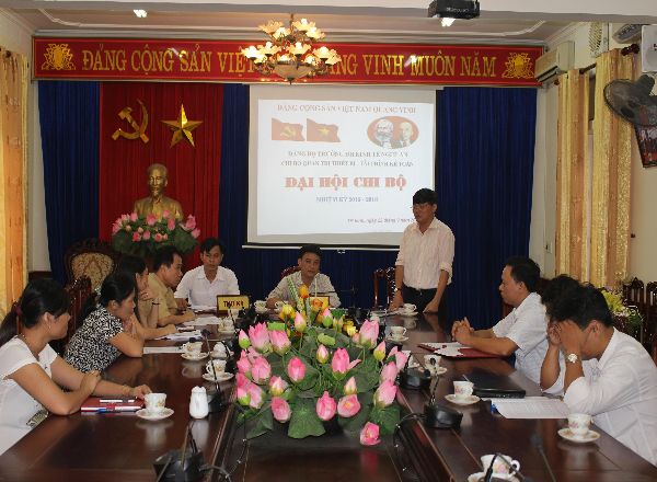 Đồng chí Nguyễn Thế Hải - Bí thư Chi bộ nhiệm kỳ 2013-2015 Thông qua báo cáo kết quả thực hiện nhiệm kỳ 2013-2015 và phương hướng nhiệm vụ nhiệm kỳ 2015-2018