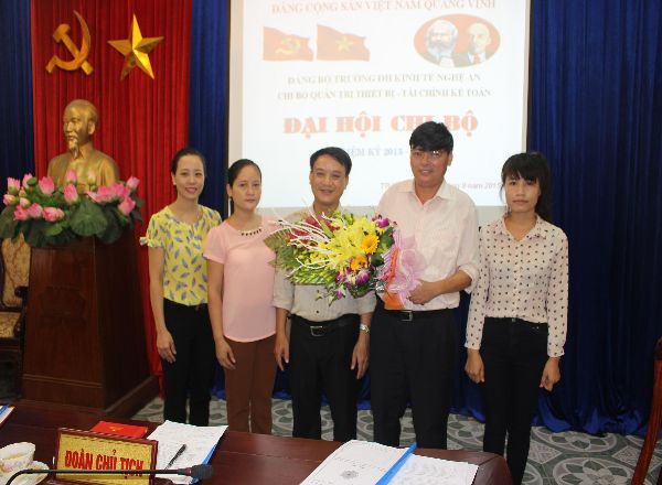 Quần chúng Ưu tú tặng hoa chúc mừng thành công Đại hội