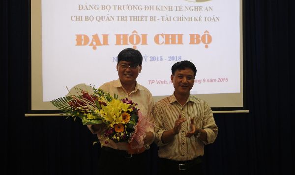 Tân Bí thư nhiệm kỳ 2015-2018 tặng hoa chúc mừng Bí thư đã hoàn thành xuất sắc nhiệm kỳ 2013-2018