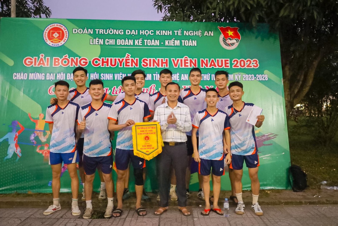 Giải nhất nam: LCĐ Nông lâm ngu