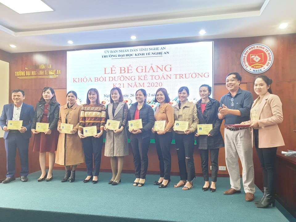 5.	Thầy giáo Nguyễn Đình Tường trao chứng chỉ cho học viên