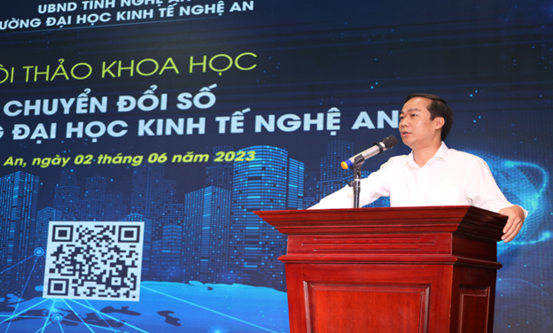 TS. Nguyễn Ngọc Hiếu - Hiệu trưởng Trường ĐH Kinh tế Nghệ An lên phát biểu và báo cáo tham luận với nội dung: “Chuyển đổi số tại Trường ĐH Kinh tế Nghệ An: Một số vấn đề cần bàn luận”