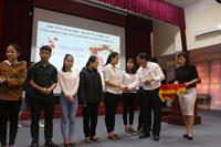 14 sinh viên nghèo vượt khó Khoa Kế toán- Phân tích được Công đoàn trường tặng quà trong chương trình “Mùa đông ấm”.