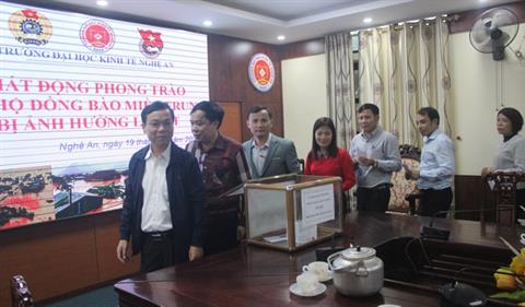 Công đoàn Trường Đại học Kinh tế Nghệ An quyên góp hơn 25 triệu đồng ủng hộ Nhân dân các tỉnh miền Trung