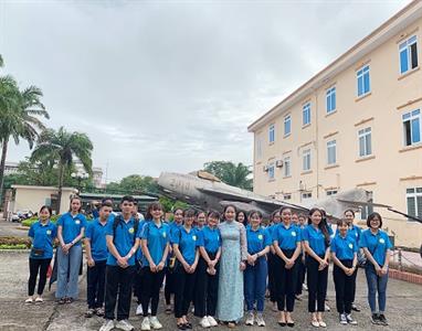 Thăm quan thực tế tại Bảo tàng Quân khu IV