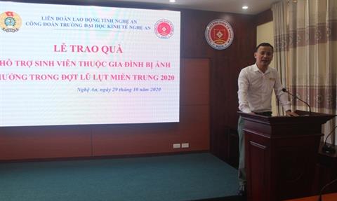 Trao quà hỗ trợ cho các em sinh viên có gia đình bị ảnh hưởng lũ lụt