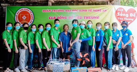 CLB Sống để Yêu thương tổ chức chương trình “Người già neo đơn”