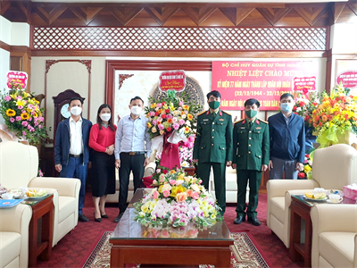 Trường Đại học Kinh tế Nghệ An thăm và chúc mừng các đơn vị quân đội nhân ngày 22/12