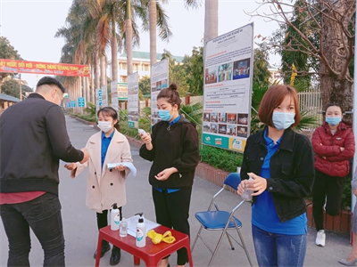 Sinh viên trường Đại học Kinh tế Nghệ An thực hiện thông điệp 5K của Bộ Y tế trong ngày đầu tiên đi học sau đợt nghỉ tết Nguyên Đán 2021