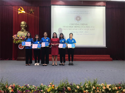 Trao học bổng của nhà tài trợ cho sinh viên  vượt khó năm học 2020 – 2021