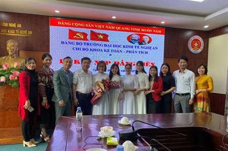 Lễ kết nạp Đảng viên mới Chi bộ Khoa Kế toán Phân tích Trường Đại học Kinh tế Nghệ An