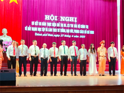 TS. Đỗ Ngọc Đài được vinh danh khen thưởng tại Hội nghị “Sơ kết 05 năm thực hiện Chỉ thị 05-CT/TW của Bộ Chính trị” tại Thành ủy Vinh