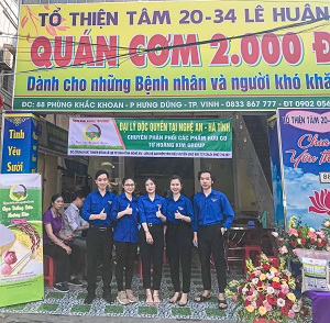 Tuổi trẻ nhà trường hỗ trợ quán cơm 2.000 đồng phục vụ bệnh nhân và người lao động có thu nhập thấp