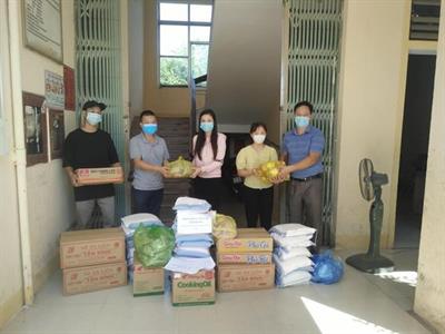 Khoa Kinh tế – Quản trị kinh doanh tặng quà, nhu yếu hỗ trợ sinh viên trong mùa dịch