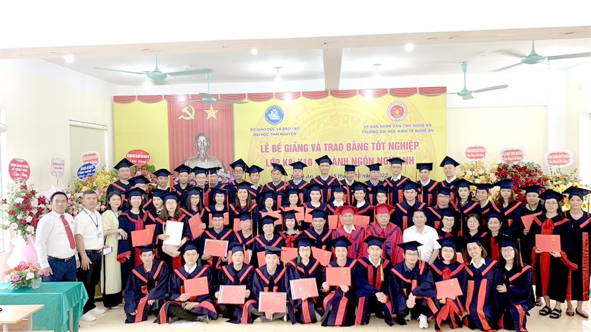 Bế giảng và trao bằng cử nhân ngành ngôn ngữ Anh cho 2 lớp K8 và K10