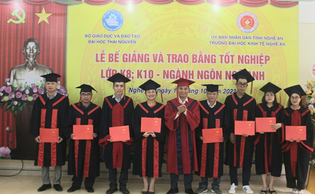 Bế giảng và trao bằng cử nhân ngành ngôn ngữ Anh cho 2 lớp K8 và K10