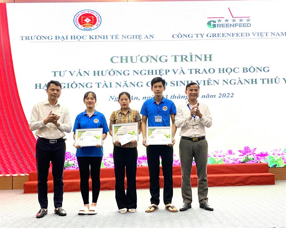 Chương trình trao học bổng doanh nghiệp cho sinh viên Trường Đại học Kinh tế Nghệ An