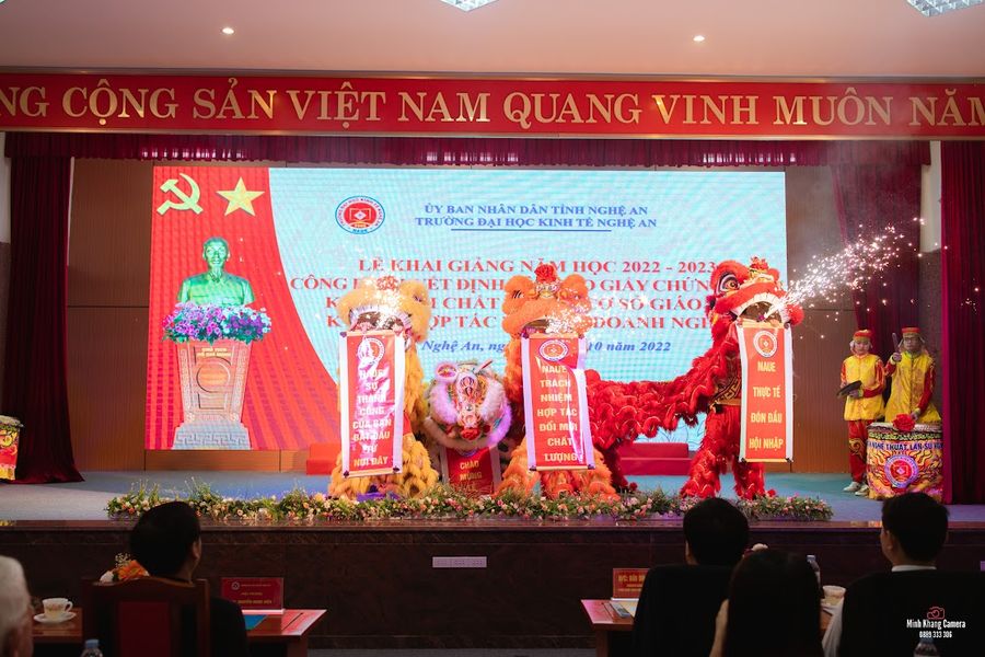 Không khí tưng bừng vui tươi phấn khởi trong ngày khai giảng năm học 2022 – 2023 của toàn thể CBGV và Sinh viên trường ĐH Kinh tế Nghệ An