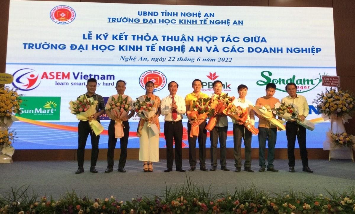 Lễ ký kết thỏa thuận giữa Trường Đại học Kinh tế Nghệ An và các doanh nghiệp