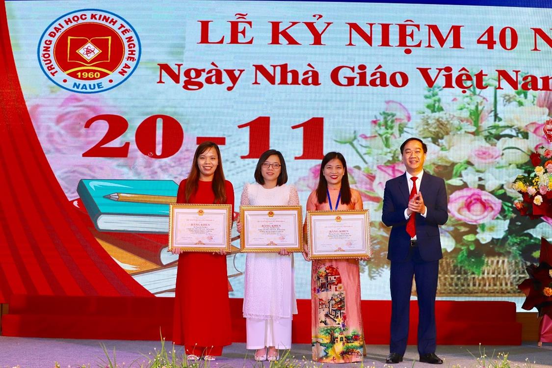 Chúc mừng phòng Tổ chức Hành chính và Trưởng phòng vinh dự được trao tặng Bằng khen của Chủ tịch UBND Tỉnh