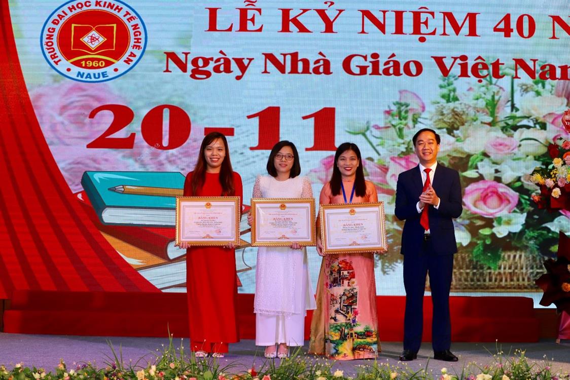 Chúc mừng cán bộ, giảng viên vinh dự được trao tặng Bằng khen của Chủ tịch UBND Tỉnh