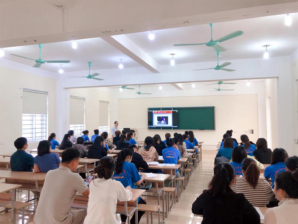 Khoa Lý luận Chính trị tổ chức dự giờ giảng viên chào mừng 40 năm ngày Nhà giáo Việt Nam 20/11