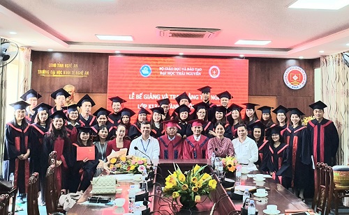 Bế giảng và trao bằng tốt nghiệp đại học bằng thứ hai ngành Ngôn ngữ Anh