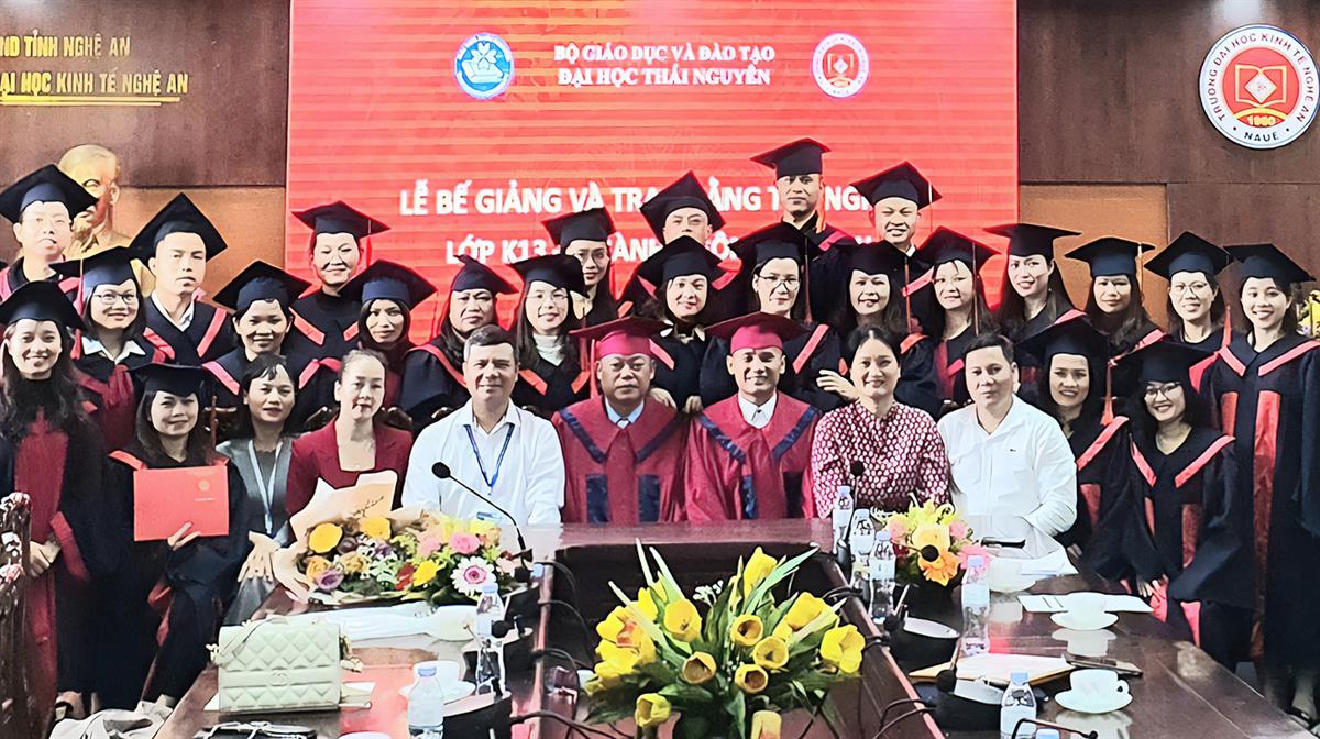 Bế giảng và trao bằng tốt nghiệp đại học bằng thứ hai ngành Ngôn ngữ Anh