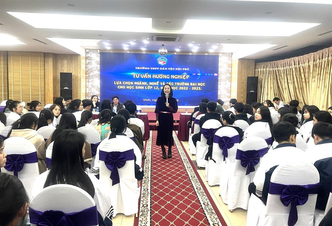 Giảng viên Trường Đại học Kinh tế Nghệ An – tư vấn hướng nghiệp cho học sinh lớp 12