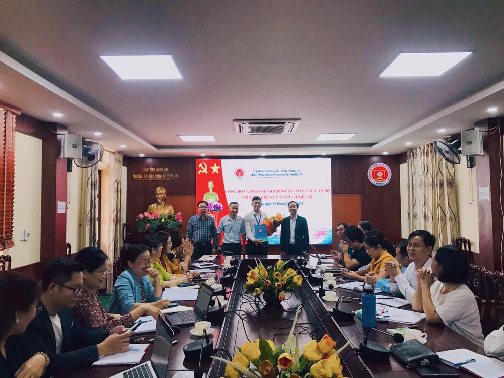 Lễ công bố và trao Quyết định của Hiệu trưởng về việc bổ nhiệm chức vụ Trưởng khoa Lý luận Chính trị