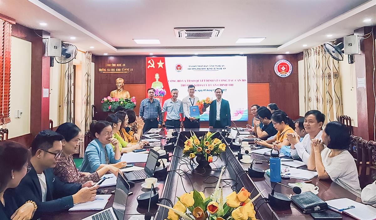 Lễ công bố và trao Quyết định của Hiệu trưởng về việc bổ nhiệm chức vụ Trưởng khoa Lý luận Chính trị
