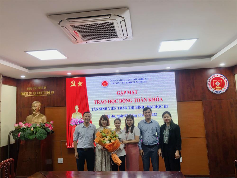 Trường Đại học Kinh tế Nghệ An trao học bổng toàn phần cho Nữ sinh có hoàn cảnh khó khăn