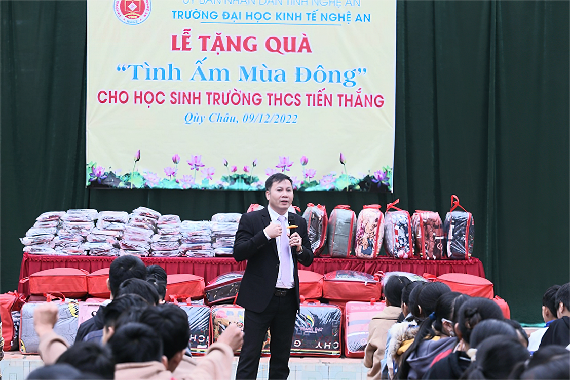 Trường Đại học Kinh tế Nghệ An trao quà “Tình ấm mùa đông”