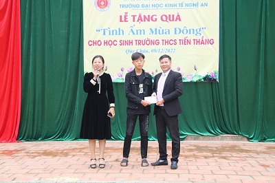 Trường Đại học Kinh tế Nghệ An  trao quà “Tình ấm mùa đông”