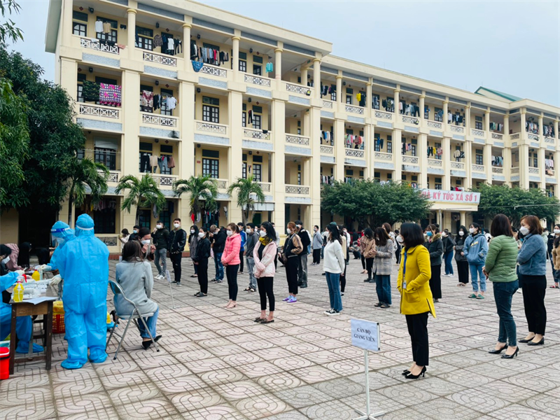 Trường Đại học Kinh tế Nghệ An test nhanh Covid-19 cho cán bộ, giảng viên, sinh viên quay lại trường dạy và học