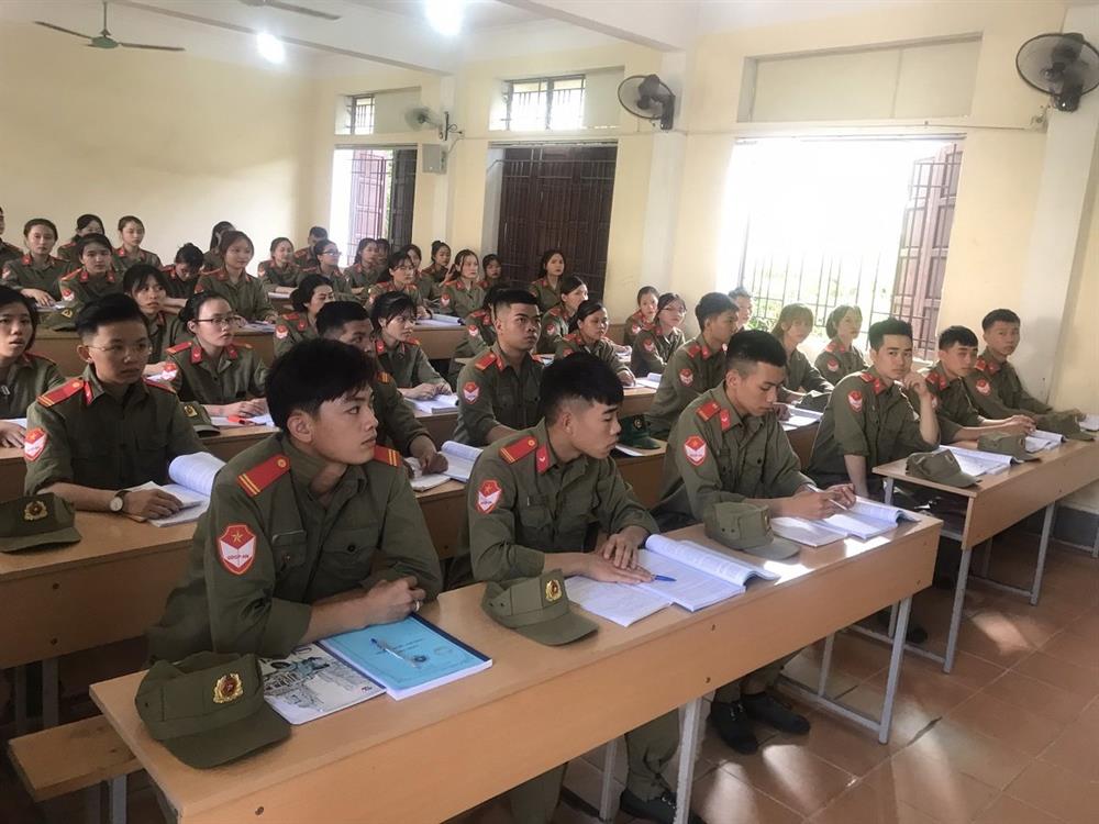 Sinh viên Trường Đại học Kinh tế Nghệ An và GDQP-AN