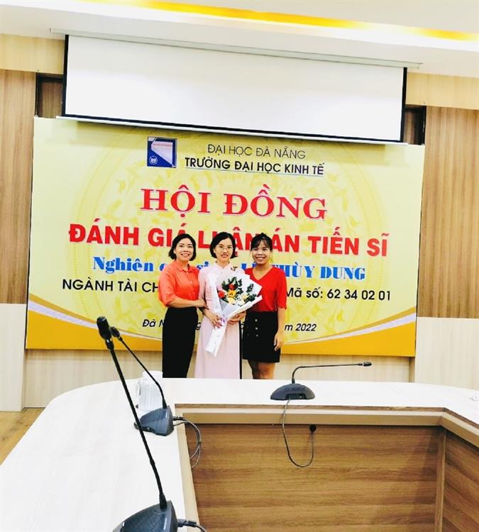 Đại diện Khoa Kế toán – Kiểm toán tham dự lễ bảo lệ luận án tiến sỹ nghiên cứu sinh Lê Thùy Dung