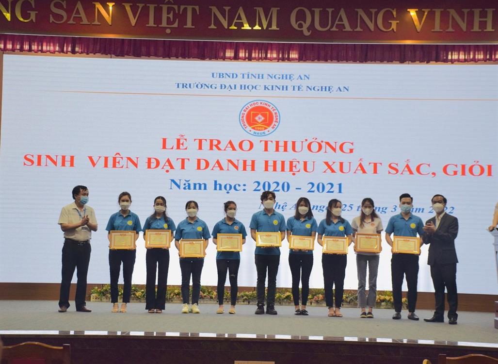 Lễ trao thưởng sinh viên xuất sắc, sinh viên giỏi  năm học 2020 – 2021