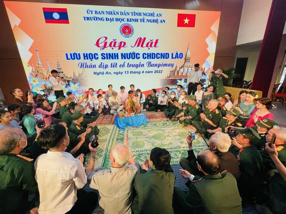 Rộn ràng chào mừng Tết truyền thống Bunpimay Lào năm 2022 tại Trường Đại học Kinh tế Nghệ An