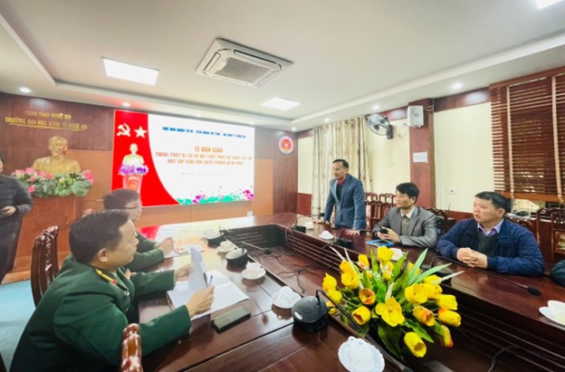 Đại diện Cục DQTV, BCH QS Tỉnh Nghệ An bàn giao trang thiết bị giảng dạy môn học Giáo dục Quốc phòng – An ninh