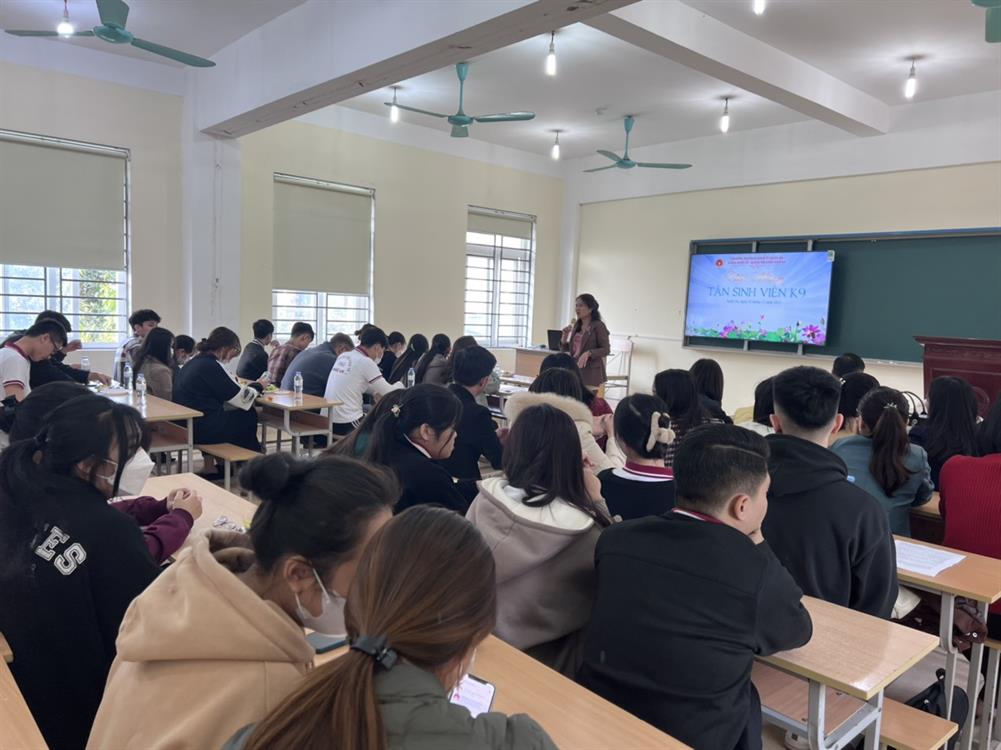 Gặp mặt tân sinh viên khóa 9 ngành Kinh tế và Quản trị kinh doanh