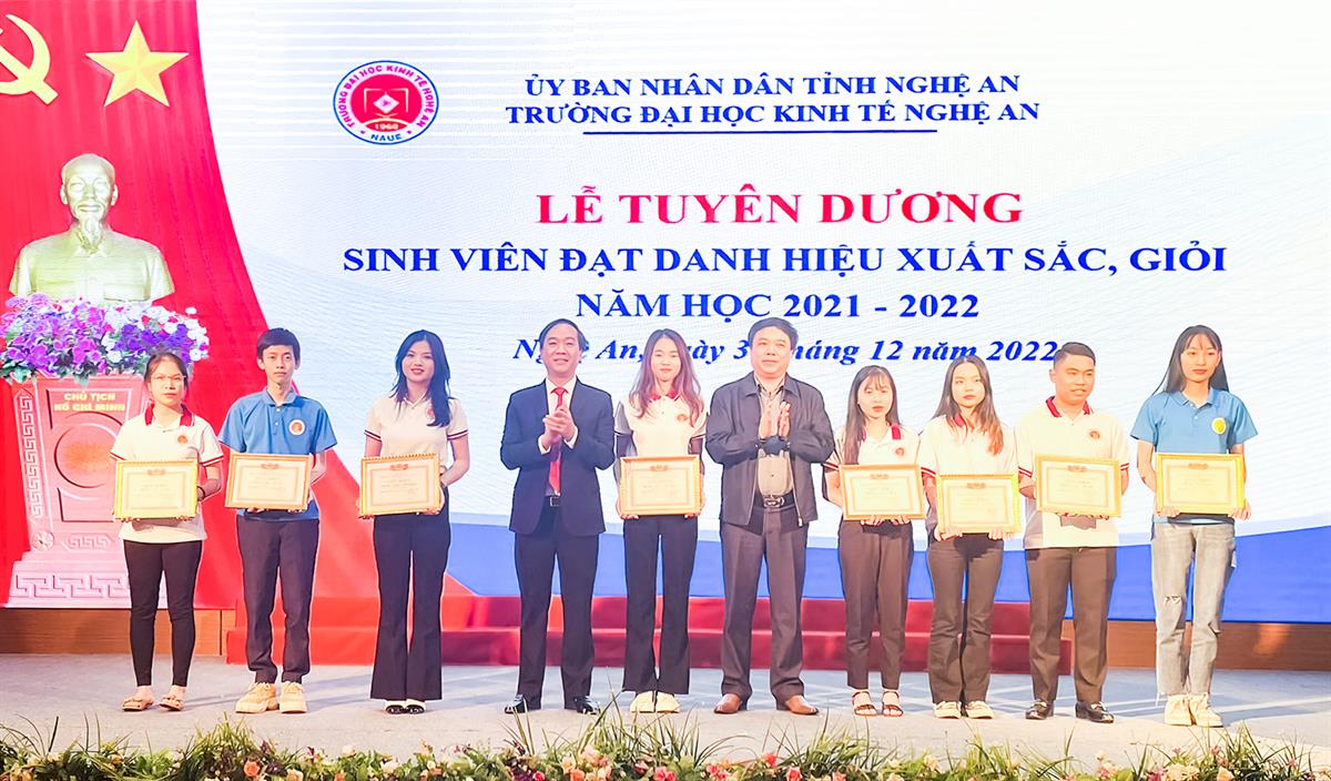 Lễ tuyên dương sinh viên đạt danh hiệu xuất sắc, giỏi năm học 2021 – 2022